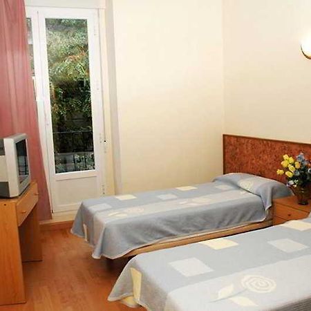 Hostal Camino Madrid Bagian luar foto